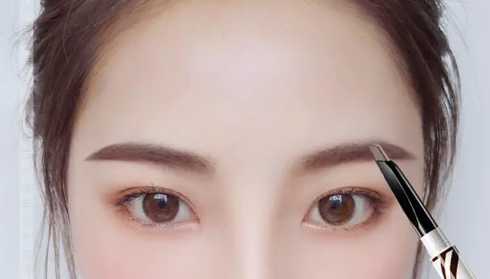 刚学化妆画眉毛使用眉笔还是眉粉好，初学者化妆小技巧 眉笔 初学者眉笔 初学者选择眉笔还是眉粉化妆好 美妆 第3张