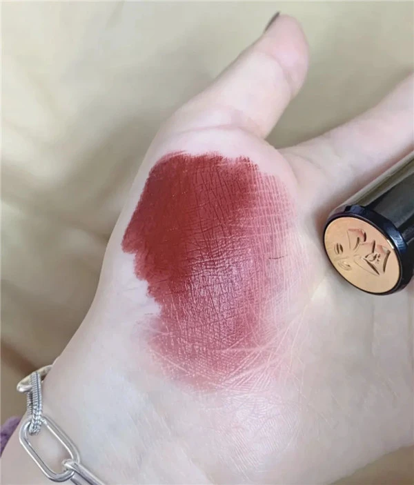 秋冬适合什么颜色的口红，四只秋冬热门红棕色显白又百搭 口红 第6张