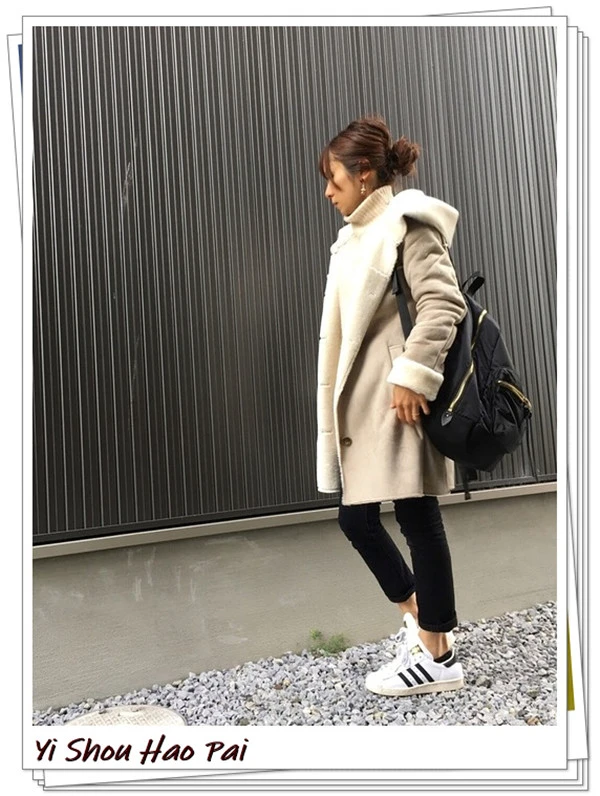 浅米色帆布背包经典休闲轻熟女人，时髦米色外套吸引目光 帆布背包 时髦 第7张