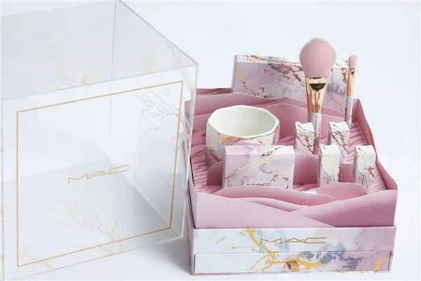 MAC口红质地滋润，玫红色打造性感女王范儿 MAC 玫红色 第13张