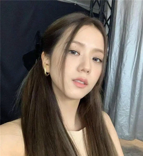 Jennie烟熏妆的爱心痣成焦点，桃心痣的人 Jennie 爱心痣 第6张