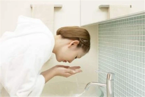 蜂蜜洗脸可润滑肌肤帮助排毒，有抗衰老、防干燥的功效 蜂蜜洗脸 功效 第6张