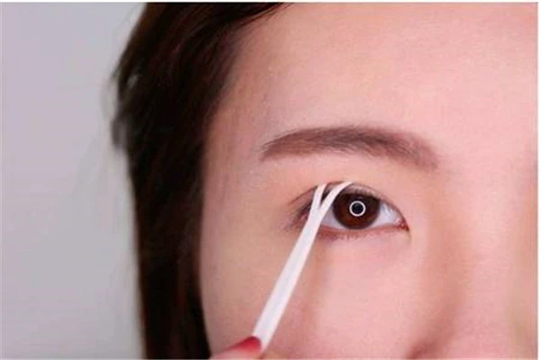 眼皮肿的原因：休息时间不够或枕头太低 眼皮肿 原因 第2张