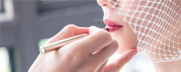 染唇液对嘴唇有伤害吗，染唇液会使唇色变深吗 护肤 第1张