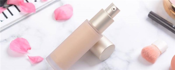 散粉和粉底液的区别，散粉和粉底液哪个先用 护肤 第1张