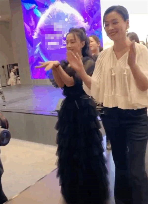 张庭短袖搭配背带裤造型年轻十足，张庭素颜 张庭 背带裤 第7张