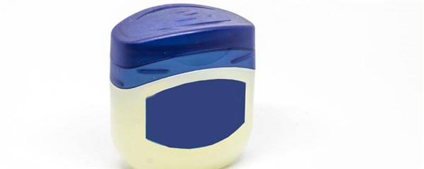 长期用凡士林擦脸会怎样,凡士林擦脸会不会闷痘 护肤 第1张 长期用凡士林擦脸会怎样,凡士林擦脸会不会闷痘 护肤 第1张