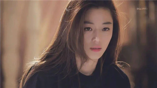 Jennie烟熏妆的爱心痣成焦点，桃心痣的人 Jennie 爱心痣 第11张