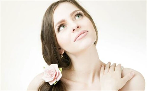 使用保湿爽肤水的正确方法，一定要用化妆棉吗 爽肤水 化妆棉 第3张