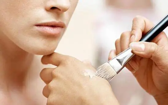 化妆后脸白脖子黑怎么办，脖子色差补妆的方法 化妆 脖子黑化妆 脖子黑怎么化妆 美妆 第2张