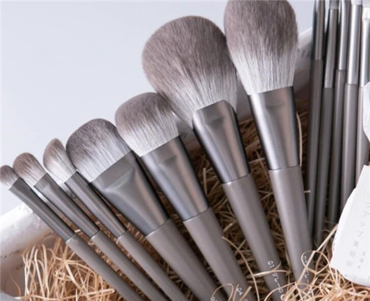 化妆刷可以不换一直用吗,化妆刷正确使用方法 化妆刷 化妆刷使用方法 化妆刷可以用多久使用寿命 美容 第3张 化妆刷可以不换一直用吗,化妆刷正确使用方法 化妆刷 化妆刷使用方法 化妆刷可以用多久使用寿命 美容 第3张