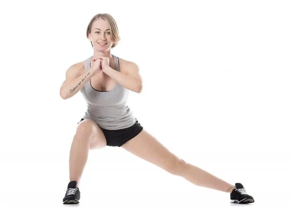 深蹲对于下半身线条很有帮助，宽距深蹲可加强大腿内侧伸展 深蹲 线条 第5张