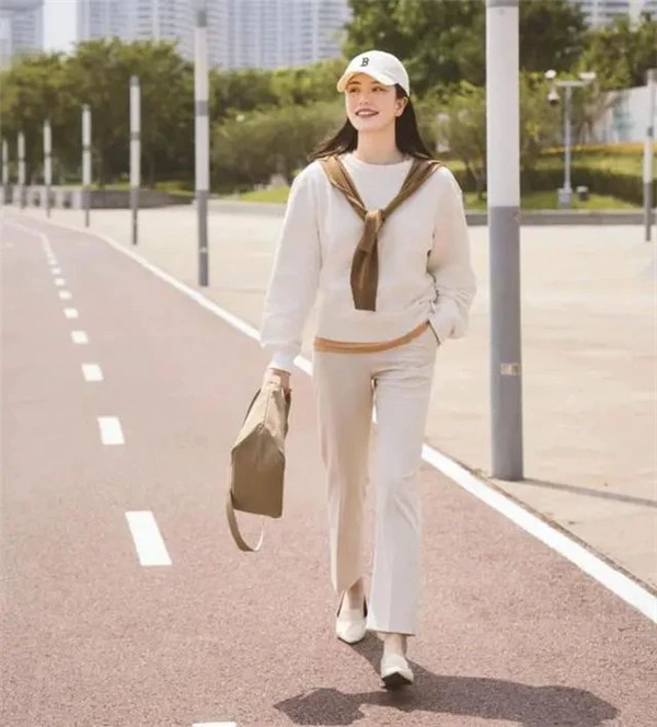 一身米白色穿搭温柔气质，充满活力增加层次感显瘦显腿长 温柔气质 充满活力 第6张