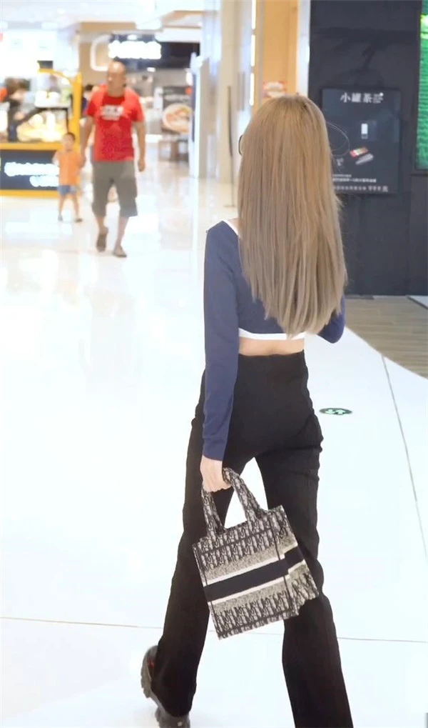 运动上衣搭配喇叭裤，充满休闲感风格独特 运动上衣 喇叭裤 第5张