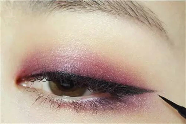 如何打造烟熏妆，烟熏妆眼线的画法和技巧 烟熏妆 眼线 第6张