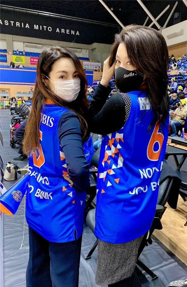 藤原纪香灰色窄裙造型大秀好身材，悉心打扮格外吸睛 藤原纪香 窄裙 第3张