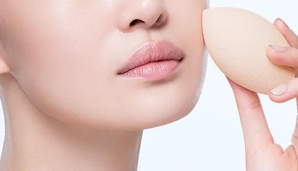 化妆用美妆蛋还是手上妆好，底妆工具正确使用方法 上妆 美妆蛋 美妆蛋和手上妆有什么区别 美妆 第2张