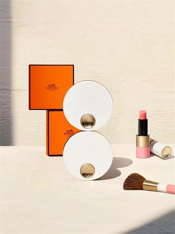 唇膏之后，Hermès 爱玛仕推出腮红，还有专用迷你手袋 Hermès 爱玛仕 腮红 第1张