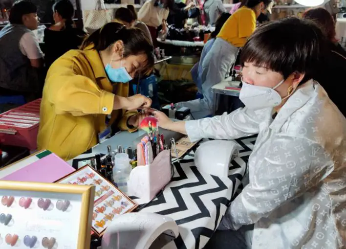 摆摊美甲如何吸引顾客 美甲 摆摊美甲 美妆 第2张