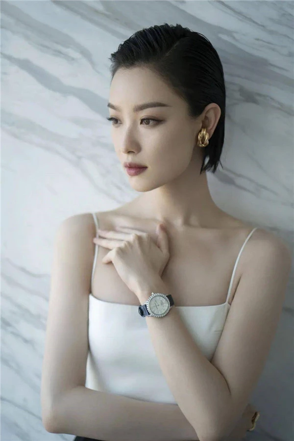 杨紫梳短发造型高级感十足，杨紫短发发型编发 杨紫 短发 第4张