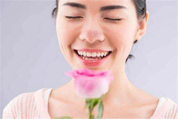 脸上长痤疮的护理方案，选择控油爽肤水少吃辛辣事物 痤疮 护理 第3张