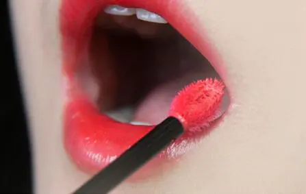 唇釉怎样用,唇釉的使用方法及注意事项 唇釉 唇釉的使用方法 美容 第4张 唇釉怎样用,唇釉的使用方法及注意事项 唇釉 唇釉的使用方法 美容 第4张