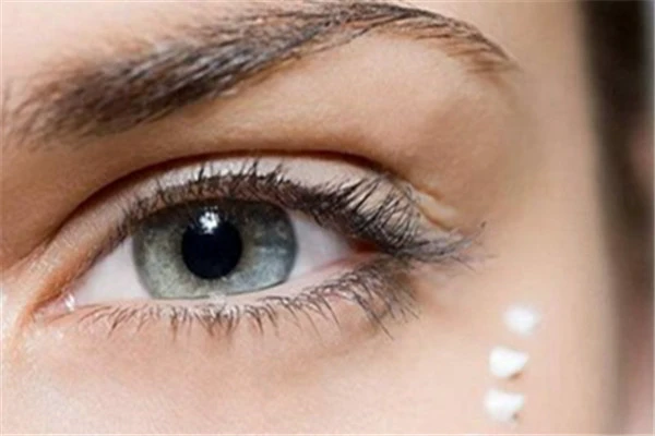 不同功效眼霜的不同用处，30岁使用淡化细纹型眼霜最佳 功效 眼霜 第2张