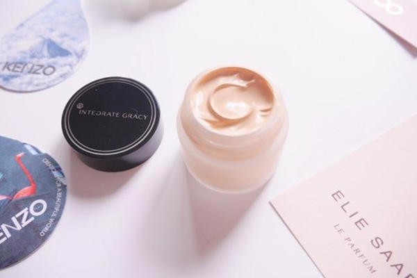 粉底霜和粉底液哪个更好用，粉底刷一般建议新手用粉扑 粉底霜 粉底液 第1张