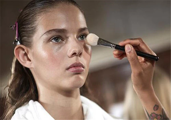 涂了cc霜还要涂粉底液吗，涂cc霜后涂这些东西更完美 护肤 第3张