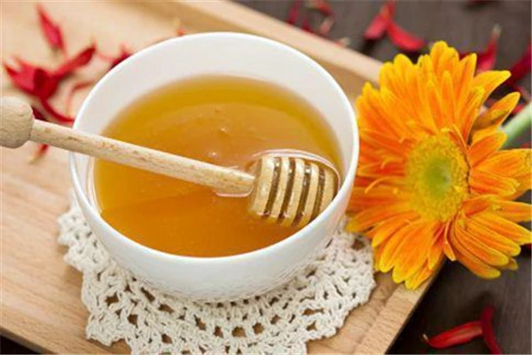 蜂蜜洗脸可以排毒养颜，对淡化色斑有促进作用 蜂蜜 洗脸 第3张