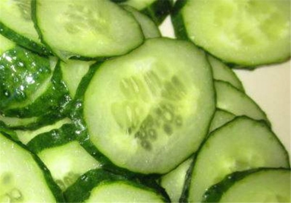 黄瓜敷脸能消除皮肤的发热感，去除褐斑适宜长小疙瘩的人群 黄瓜 敷脸 第1张