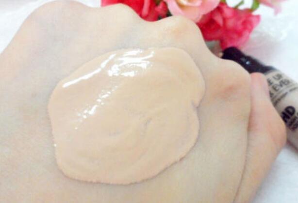 如何挑选合适自己肤质的粉底液，2021底妆排行榜 粉底液 挑选合适的粉底液 如何挑选合适的粉底液 美妆 第1张