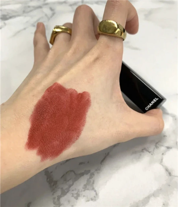 秋冬适合什么颜色的口红，四只秋冬热门红棕色显白又百搭 口红 第3张