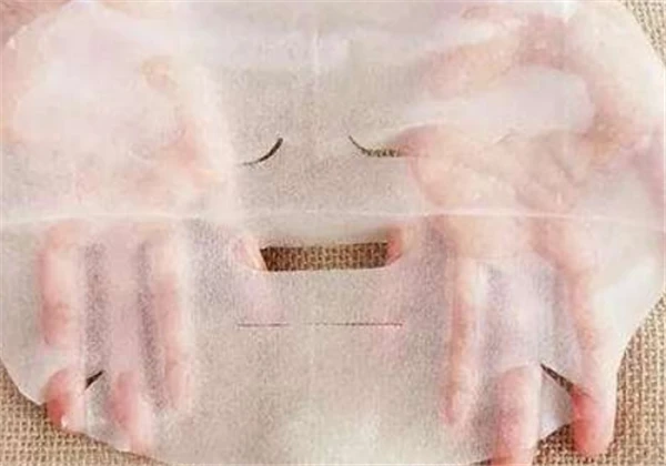 敷面膜坐着敷会让皮肤下垂，敷面膜不躺下会脸下垂 敷面膜 皮肤下垂 第2张