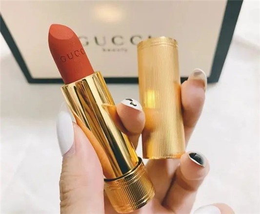 火遍冬天的几只色号，古驰505是黑马，雅诗兰黛557栗子棕太显白 口红 第1张