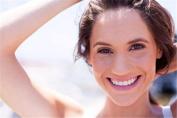 毛孔粗大应该如何改善，清洁肌肤有助于溶解黑头 毛孔粗大 溶解黑头 第1张