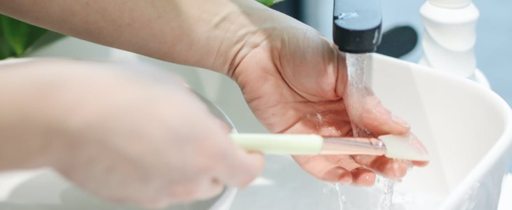 指甲油弄衣服上怎么洗 指甲油 衣服 美妆 第1张