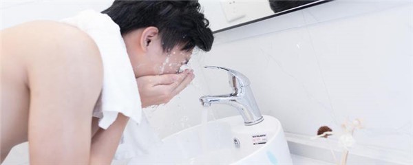 氨基酸洗面奶洗完脸干正常吗，洗面奶洗完脸干燥紧绷怎么办 护肤 第1张