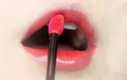 唇釉怎样用,唇釉的使用方法及注意事项 唇釉 唇釉的使用方法 美容 第3张 唇釉怎样用,唇釉的使用方法及注意事项 唇釉 唇釉的使用方法 美容 第3张