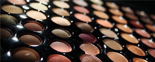 眼影里面可以倒化妆水吗 眼影 里面 化妆水 第1张 眼影里面可以倒化妆水吗 眼影 里面 化妆水 第1张