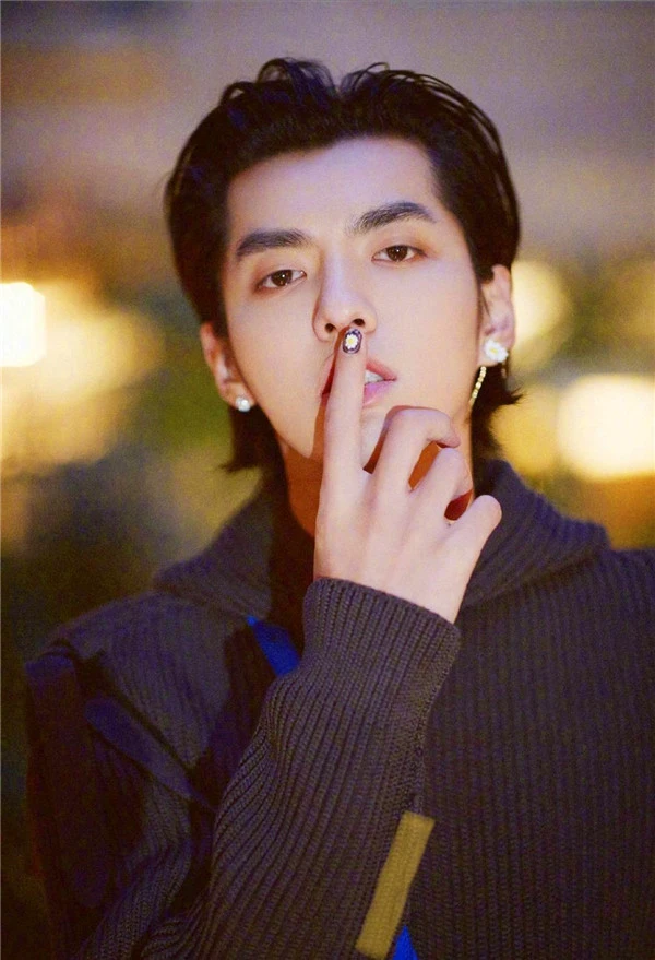 男生做美甲打造男性妆容新潮流，男生美甲吧 美甲 妆容 第2张