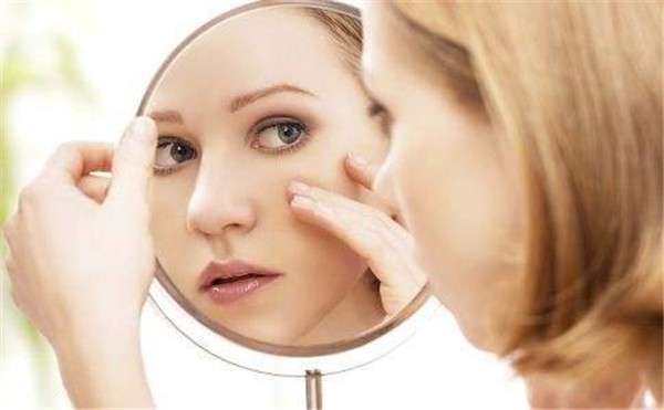 去除黑眼圈的小妙招：热毛巾热敷缓解眼部干燥 黑眼圈 妙招 第1张