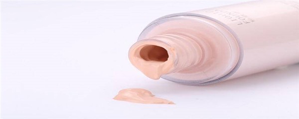 涂完粉底液可以不涂其他的吗，涂完粉底液要定妆吗 护肤 第1张