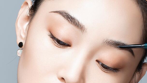 刚学化妆画眉毛使用眉笔还是眉粉好，初学者化妆小技巧 眉笔 初学者眉笔 初学者选择眉笔还是眉粉化妆好 美妆 第1张