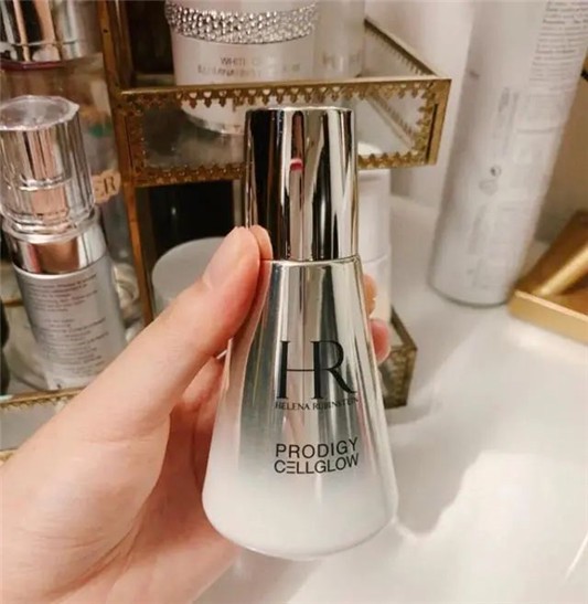 赫莲娜抗老明星有哪些，HR高光瓶才真抗衰，黑绷带比白绷带好 郝莲娜 第1张