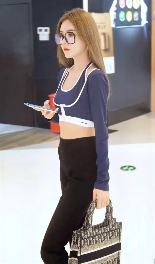 运动上衣搭配喇叭裤，充满休闲感风格独特 运动上衣 喇叭裤 第4张