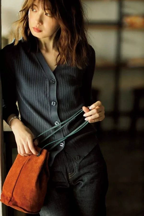 温柔开衫温柔成熟，中性百搭针织衫更显质感 温柔成熟 中性百搭针织衫 第2张