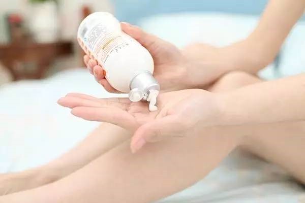 凡士林美白身体乳能涂脸吗,有没有什么危害呢 凡士林 第2张 凡士林美白身体乳能涂脸吗,有没有什么危害呢 凡士林 第2张