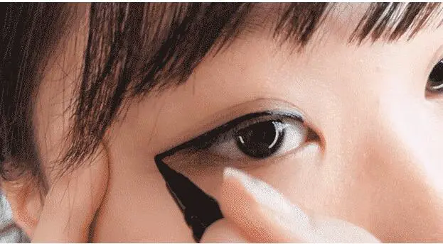 初学化妆怎么画眼线，手把手教你眼线步骤图片 眼线 初学者画好眼线 初学者画好眼线教程步骤图片 美妆 第5张