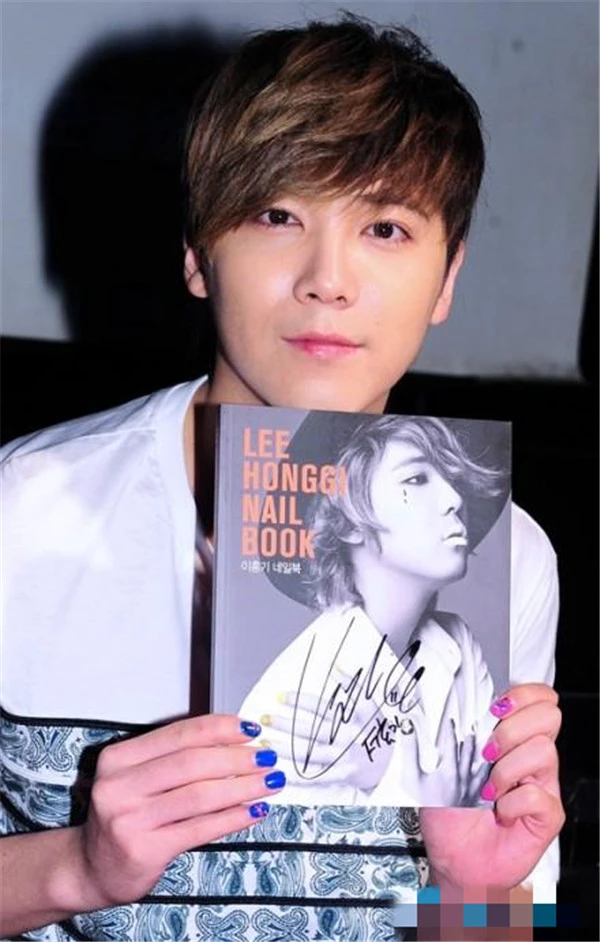 男生做美甲打造男性妆容新潮流，男生美甲吧 美甲 妆容 第7张